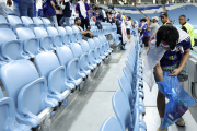 「来た時よりも美しく」　日本人サポーター、スタジアムでの“集団ゴミ拾い”が始まった日