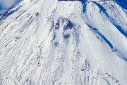 海外「壮観ですね…飛行機に乗るたびに見ていた景色が懐かしい」飛行機から見る富士山（海外の反応）