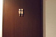 個室トイレの順番を待っている人で、私がカギを開けた直後に入ってくる人が多いのが理解できない。カギを開けてから手を洗う必要があるでしょ・・・？
