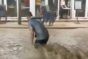 【動画】フランス豪雨で足首ほどの深さの洪水に流されそうになってしまう男性。