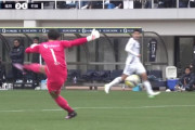◆悲報◆町田ゼルビアGK谷晃生、バックパスをそのままロングキックしようとしたらイレギュラー…そのままゴールへ
