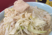 ワイ、ラーメン二郎歌舞伎町店に現着