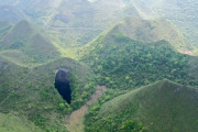 中国の山奥で巨大な陥没穴を発見→内部を調査した結果、驚きの発見が！！