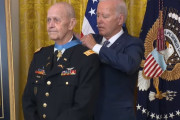 ベトナム戦争で命令に背いて仲間の兵士を救出した元ヘリパイロットに軍最高位の「名誉勲章」を授与！