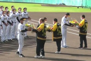 阪神　岡田彰布新監督、大山悠輔、セレモニーで花束受け取り笑顔、高知・安芸で秋季キャンプスタート