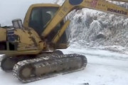 【動画】凍結路をショベルカーが滑り落ちてくるの怖すぎワロタ。