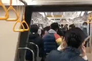 【札幌】札幌の南北線車内から3人の駅員に連れ出される男の動画が話題に。