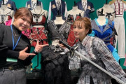 AKB大衣装展に来た元メンバーさん、展示品に触れてしまう