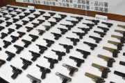 BB弾の発射能力がある模造拳銃98丁を所持の男を銃刀法違反容疑で逮捕…香港から輸入！