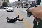アメリカの警官に対して紛らわしい事をしたら死ぬ。ポケットから紙を取り出そうとして射殺された男。