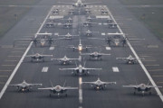 日米共同でエレファントウォークを実施、F-35Aなど多数の航空機が滑走路を地上滑走…空自三沢基地！