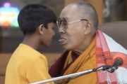 【動画】ダライ・ラマ（87）、少年にベロチューを要求してしまい炎上