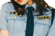 【画像】JKさんの警察のコスプレ、明らかに違反していると話題にｗｗｗｗｗ