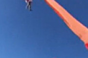 【動画】 凧にからまった３歳女児、地上１０ｍまで宙に浮く・・ 動画が怖すぎると衝撃走る