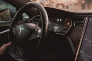 テスラ「モデル3・モデルY」でハンドル操作ができなくなったとの苦情相次ぐ、米運輸省が調査へ