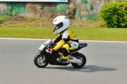 わざとコケて覗こうとする幼稚園児バイク　こんなバイク嫌だ!(ばいく板ちゃんねる版)