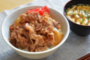 30歳過ぎてラーメンや牛丼食べてる人は恥ずかしくないの？