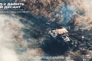 ロシア軍BMP-2歩兵戦闘車が急発進し地面に伏せる自軍兵士たちに乗り上げた結果！