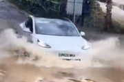 【動画】「テスラはエンジン無いから洪水でも水の中を軽々と走行できる！」→ツッコミ殺到ｗｗｗｗｗｗｗｗｗ