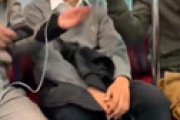 【動画】 チー牛さん、電車でヤンキーに挟まれて気まずくなる・・ 衝撃動画が流出