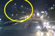 【動画】建設中で接続されていない道路の端から車がダイブしてしまう事故(@_@;)