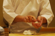 子どもの頃に家族でよく行ってた和食屋の大将がお寿司の有名な職人さんで、小学生女子にも凄さがわかる職人芸だった。
