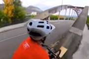海外「観ててゾっとした」橋のアーチ部分を自転車で走る男が海外で話題に