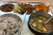 外国人「韓国の給食ってヘルシーだけど見た目は悪いよな」