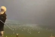 【衝撃動画】「暴風雨だけどゴルフやるで！」　→　悪天候でプレイした結果、とんでもない『奇跡の一打』を放ってしまうｗｗｗｗ
