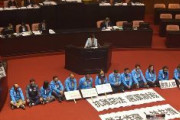 台湾が中国による選挙介入を防止する法案を可決　野党・中国国民党は議会で怒りの座り込み