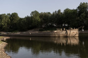 【ここ70年で最悪】干ばつのイタリア、川の水位低下で遺跡出現