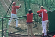 カープ新助っ人クロン、鈴木誠也の打撃練習をガン見