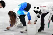 Yuzuは 2022年2月19日 リハーサルの後も残り、ボランティアが氷の穴を修復するのを手伝いました