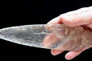 まるでRPGの武器、スペインの古代遺跡からクリスタルナイフを発見！