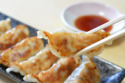 【悲報】「餃子」とかいう食べ物、どんなに極めても所詮は「餃子」でしかない😨🥟