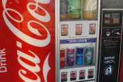 【画像】昔の自販機、二リットル缶も販売していた