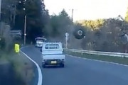 【動画】宮城県で空飛ぶタイヤ。大型トラックから外れたタイヤが軽トラに直撃する事故。
