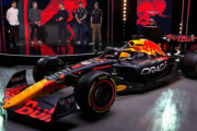 レッドブル・レーシングが2022年シーズンのF1新マシン「RB18」を初公開