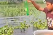 ペットボトルを使ったユニークな漁法…小さな男の子が次々に大きな魚をゲットする