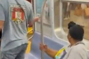 【動画】男さん、電車で食べ物を奪い逃走
