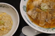 20580円のラーメンセット食ってる