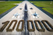 ポーランド空軍がF-16C/D戦闘機の無事故飛行10万時間を祝うポージング！