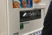 ダイドー、足で操作する自販機を開発　業界初