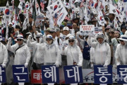 朴槿恵前大統領の支持者ら、ソウルの最高裁前で釈放求めるデモ