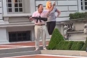 【動画】自宅前を通ったデモ隊に銃を向けたセレブ夫婦、映画のワンシーンみたいだと話題に