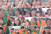 【朗報】テレ朝さん、甲子園で可愛いJKに我慢できずズームアップ