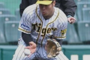 阪神ドラ１佐藤輝明　初のサード守備で打球処理　“４番初打席”は空振り三振