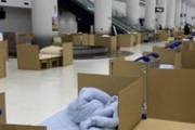 【新型コロナ】海外からの帰国者、成田空港でダンボールベッド
