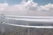 東京上空を飛ぶ「ブルーインパルス」の飛行映像、空自が公開　コックピット内の映像も