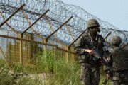軍事境界線から北朝鮮へ越境試みた脱北者を韓国軍が発見、携帯電話4台と鉄条網を切るためとみられる切断機を所持！